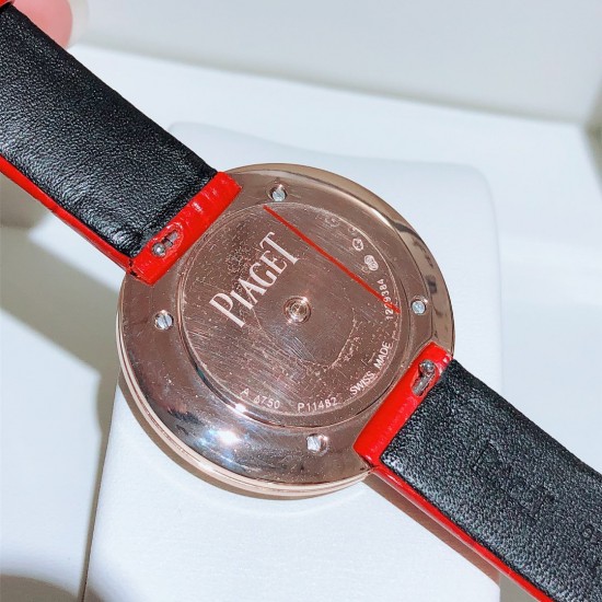★实拍 伯爵-PIAGET,时尚石英女款,来自Possession系列诚意推荐,魅力十足的臻品采用瑞士石英机芯,蓝宝石水晶玻璃镜面,表圈可360度旋转,在不经意的旋转之间带来不同的好心情灵动搭配,转动间,专属于你独一无二的个性造型耀目而生有光圈、单排钻和双排钻任性选择!表壳直径34mm厚度8mm。 ★实拍 伯爵-PIAGET,时尚石英女款,来自Possession系列诚意推荐,魅力十足的臻品采用瑞士石英机芯,蓝宝石水晶玻璃镜面,表圈可360度旋转,在不经意的旋转之间带来不同的好心情灵动搭配,转动间,专属于你独一无二的个性造型耀目而生有光圈、单排钻和双排钻任性选择!表壳直径34mm厚度8mm。
