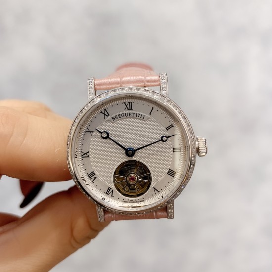 2019首推女表⚠️宝玑-Breguet 流金岁月系列搭配陀飞轮机械机芯，蓝宝石玻璃镜面，表壳直径约32mm10mm高贵优雅  尽显女王风范