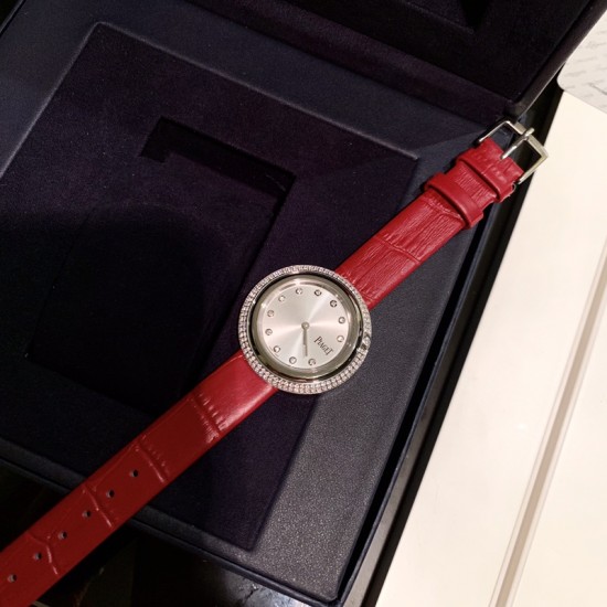 实拍 伯爵-PIAGET 女士腕表 瑞士石英机芯 316L精钢表壳 真牛皮表带 尺寸34*8mm 蓝宝石玻璃镜面 简约的设计,大胆而多彩的配色,以及旋转表圈是伯爵品牌 Possession腕表的特质所在。通过品牌制表师们天马星空的创意,将各个亮色的表带与贵金属、钻石、精钢材质相融,通过圆形盘面的演绎,令全新的 Possession腕表越发闪耀夺目,给人眼前一亮之感 实拍 伯爵-PIAGET 女士腕表 瑞士石英机芯 316L精钢表壳 真牛皮表带 尺寸34*8mm 蓝宝石玻璃镜面 简约的设计,大胆而多彩的配色,以及旋转表圈是伯爵品牌 Possession腕表的特质所在。通过品牌制表师们天马星空的创意,将各个亮色的表带与贵金属、钻石、精钢材质相融,通过圆形盘面的演绎,令全新的 Possession腕表越发闪耀夺目,给人眼前一亮之感