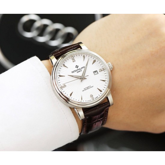 品牌：百达翡丽-PATEK PHILPPE 类型：[酷]男士腕表表壳：316精钢（做工优质）表带：进口小牛皮/原装针扣机芯：进口西铁城8215全自动机械机芯(走时稳定)材料：高级强化镀膜镜面尺寸：直径40mm 厚度12mm