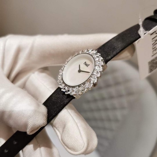 伯爵-PIAGET 全新高级珠宝系列,18K白金.玫瑰金,镶饰24颗马眼型切割美钻(约3.84克拉)是高级珠宝制作的一大挑战;钻石散发的耀眼光芒,皮带采用轻柔的缎面材质,与钻石造型形成优雅对比。原装尺寸31X7.8mm. 伯爵-PIAGET 全新高级珠宝系列,18K白金.玫瑰金,镶饰24颗马眼型切割美钻(约3.84克拉)是高级珠宝制作的一大挑战;钻石散发的耀眼光芒,皮带采用轻柔的缎面材质,与钻石造型形成优雅对比。原装尺寸31X7.8mm.