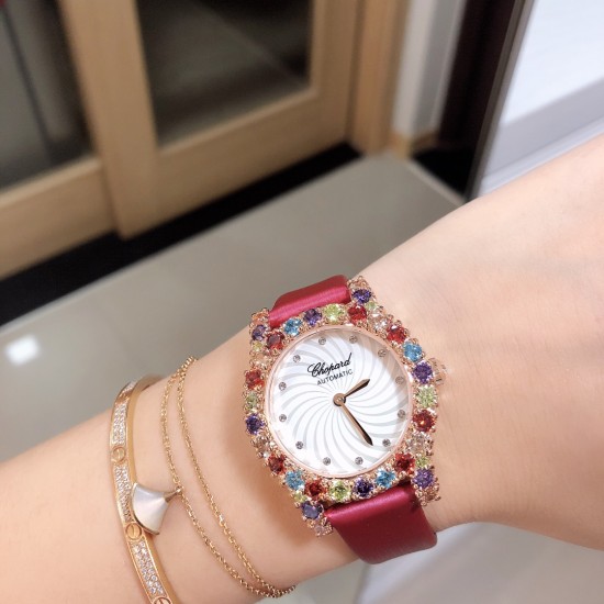 实拍 推出一款性价比超高的萧邦糖果珠宝定制款!萧邦-Chopard 当华美珠宝邂逅钟表技艺,萧邦通过极致工艺将两者合一,奉献出绝世佳作 这件珠宝腕表作品凝聚了来自于Chopard萧邦珠宝工坊的工艺精华,将珠宝化身为腕表,绽放出无与伦比的璀璨光华 搭配进口石英 娟丝表带 实拍 推出一款性价比超高的萧邦糖果珠宝定制款!萧邦-Chopard 当华美珠宝邂逅钟表技艺,萧邦通过极致工艺将两者合一,奉献出绝世佳作 这件珠宝腕表作品凝聚了来自于Chopard萧邦珠宝工坊的工艺精华,将珠宝化身为腕表,绽放出无与伦比的璀璨光华 搭配进口石英 娟丝表带