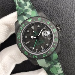 劳力士Rolex Daytona翡翠夜光全碳纤维GMT横空出世 这款获得天文台认证的首款全碳纤维GMT搭载2836全自动机械 蓝宝石抗刮损水晶镜面 碳纤维字面 完美复刻 原装同步橡树胶带 原装扣  更加柔软舒适 方便佩戴 爱不释手的劳力士GMT 品不完的一劳永逸！！！
