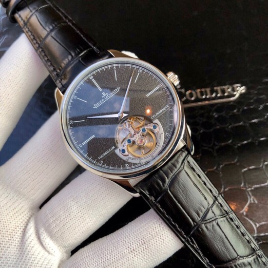 积家(Jaeger-LeCoultre)男士腕表,6字位置置设陀飞轮装置,精美的摆轮与擒纵轮不断的摆动,表盘镶贴了立体锥形的时标刻度 腕表采用42mm精钢材质! 积家(Jaeger-LeCoultre)男士腕表,6字位置置设陀飞轮装置,精美的摆轮与擒纵轮不断的摆动,表盘镶贴了立体锥形的时标刻度 腕表采用42mm精钢材质!
