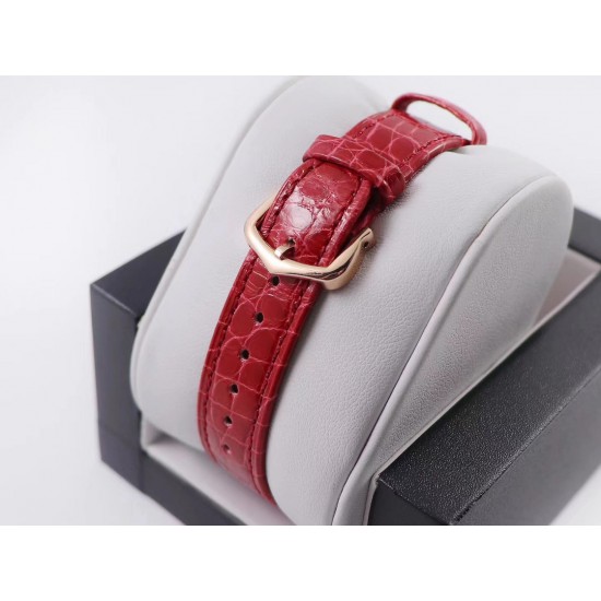 实拍 8848F Panthre de Cartier 卡地亚猎豹手表,华丽而不羁,是Panthre de Cartier猎豹所传达的美学风格。它线条流畅,魅惑动人,柔软服帖于腕间,宛若在肌肤上翩翩起舞。独特的造型彰显成熟优雅、自信动人的女性形象。表壳一体成型,搭配正品使用原装瑞士石英机芯,316L精钢壳套,镶嵌钻石 把头镶嵌一颗合成蓝色尖晶石,镀银表盘,剑形蓝钢指针,100%三度防水,尺寸:27 x 37毫米,22*30毫米,二个尺寸。每块表都有独立的机身编号。 实拍 8848F Panthre de Cartier 卡地亚猎豹手表,华丽而不羁,是Panthre de Cartier猎豹所传达的美学风格。它线条流畅,魅惑动人,柔软服帖于腕间,宛若在肌肤上翩翩起舞。独特的造型彰显成熟优雅、自信动人的女性形象。表壳一体成型,搭配正品使用原装瑞士石英机芯,316L精钢壳套,镶嵌钻石 把头镶嵌一颗合成蓝色尖晶石,镀银表盘,剑形蓝钢指针,100%三度防水,尺寸:27 x 37毫米,22*30毫米,二个尺寸。每块表都有独立的机身编号。