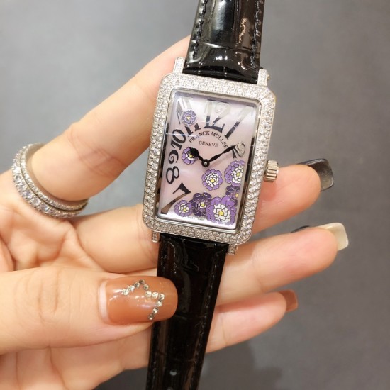 法兰克穆勒Franck muller- Long Island长岛系列时尚腕表,众多网红同款,316L精钢材质,搭配亮皮表带 纯手工施华洛世奇镶嵌工艺制作,满天星能折射更多的光线,突显野性和奢华的特征极其搭配,给各种风格的搭配带来新的光彩,精致典雅,奢华绽放。尺寸40mm*33mm*12mm 法兰克穆勒Franck muller- Long Island长岛系列时尚腕表,众多网红同款,316L精钢材质,搭配亮皮表带 纯手工施华洛世奇镶嵌工艺制作,满天星能折射更多的光线,突显野性和奢华的特征极其搭配,给各种风格的搭配带来新的光彩,精致典雅,奢华绽放。尺寸40mm*33mm*12mm