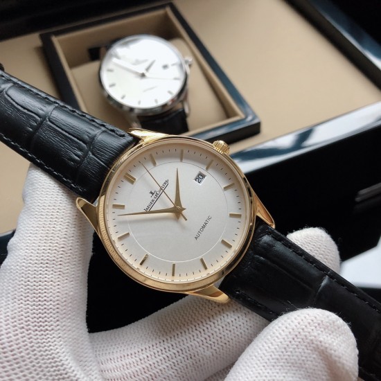 Jaeger-leCoultre Master Ultra Thin 积家J3 超薄多功能大师系列42mm腕表,简洁的线条设计,赏心悦目的表盘。 全新镂空钢蓝指针和表盘,大三针 日历功能。透过玻璃底盖,机芯运行一目了然,搭配原装针扣 表扣!三杰精致推荐男士机械腕表SJ为你精心打造超真实实物图拍摄 让你超真实实物图体验 Jaeger-leCoultre Master Ultra Thin 积家J3 超薄多功能大师系列42mm腕表,简洁的线条设计,赏心悦目的表盘。 全新镂空钢蓝指针和表盘,大三针 日历功能。透过玻璃底盖,机芯运行一目了然,搭配原装针扣 表扣!三杰精致推荐男士机械腕表SJ为你精心打造超真实实物图拍摄 让你超真实实物图体验