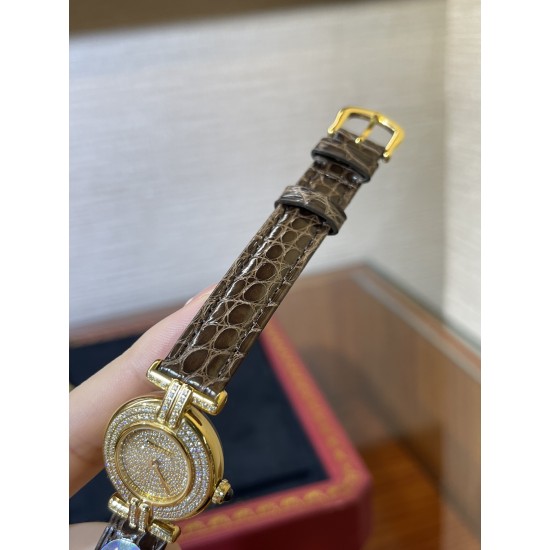 鳄鱼皮新品发布 奢华版满天星镶钻表盘卡地亚小旋风must de小金表vintage中古断货王，性价比高闭眼入。神仙颜值美绝trinity，小孩子才做选择，成年人都是all in![色]表径24mm，超薄厚度5.8mm，搭载瑞士石英机芯，罗马刻度奶油盘，简洁大两针，后镶天然美钻搭配鳄鱼皮表带更奢华超级闪。可仙可盐可甜，精致优雅上手绝美。时尚是一个经典的轮回～说不定今年的复古风，你就是走得最驾轻就熟的一个。推荐指数：⭐⭐⭐⭐⭐