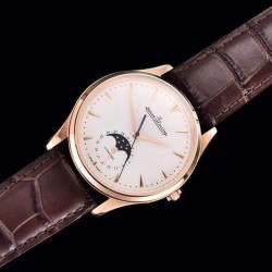 【厚积“薄”发 年度大作】新品上市，积家月相大师系列，表壳直径39mmX9.9mm与原装同步。六点钟的子盘拥有阳历阴历（月相）双期显示，月相24小时转一圈，功能和正品一致。【技术突破】采用9015改积家自产Cal.925/1机芯，功能百分百同步原装自产机芯。走时稳定，素质坚挺。【细节突破】从侧面观察腕表盘面发现有微微的弧度，为了达到这一效果，耗时费力多次调整模具，确保神韵和感觉能与原装相媲美。积家月相大师，满足您对月相的一切美好情怀。收起