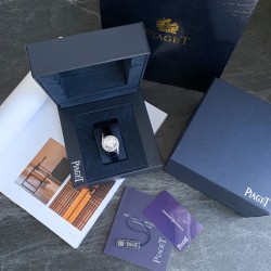 小号26mm 伯爵闪耀款上线。Limelight Gala系列的女性钻石手表是绝对诱惑的标志，表盘独特的6与9的造型，混合艺术，设计和珠宝，他们赞扬充满活力和大胆女性气质。在伯爵的眼里，每一位演绎人生故事的女主角，都注定拥有出众魅力！别出心裁，不断进阶超越。尺寸：26mm  机芯：瑞士朗达机芯 玻璃：蓝宝石镜面 皮带：美洲鳄鱼皮