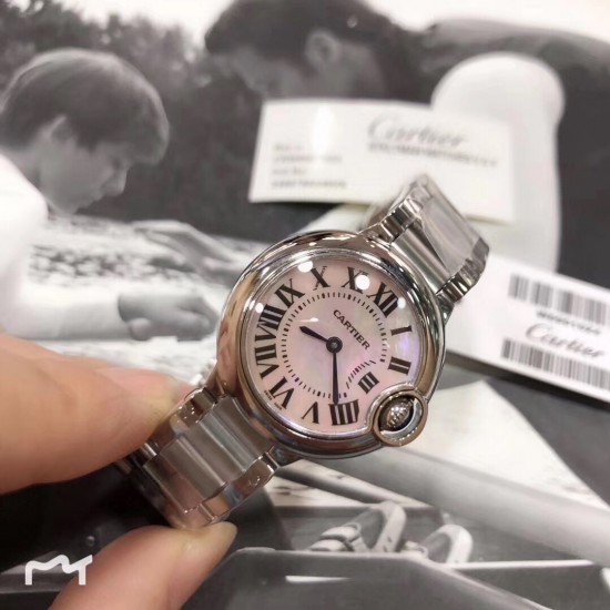 卡地亚 「 Cartier 」瑞士进口石英机芯 原装1:1复刻 凸面弧形表壳,扭索雕纹表盘,剑形指针,在卡地亚制表世界中,Ballon Bleu 蓝气球腕表以风格细腻,格调高雅著称。 卡地亚 「 Cartier 」瑞士进口石英机芯 原装1:1复刻 凸面弧形表壳,扭索雕纹表盘,剑形指针,在卡地亚制表世界中,Ballon Bleu 蓝气球腕表以风格细腻,格调高雅著称。