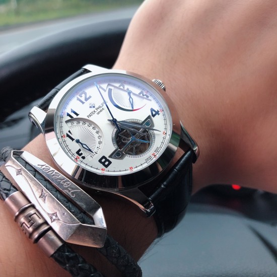 百达翡丽 -PATEK PHILIPPE T26 最新推出独特限量板：享誉全球！巧妙陀飞仑单独停秒设计，豪气十足 标显天工之作！大3针＋多功能全自动设计.绝仑手工鱼鱗批花机芯设计！精密的机械技术和独特设计的高级宛表.A全自动机械机芯  耐用年以上 100%生活防水！三杰自家拍摄！认准质量[色]A级折蝶扣！A级机芯！直径：46mm.厚度12mm  三杰精致推荐男士精品机械腕表 精致传承真实效果 SJ品质的保证