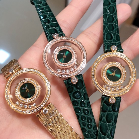 【独家美拍萧邦经邦萧邦HAPPY DIAMONDS系列快乐钻腕表】新增最新绿表盘 蓝宝石玻璃镜面 我们就是自己的神话 原厂瑞士石英机芯 镜面内7颗快乐钻自由转动 活动钻石围绕表盘回旋起舞 制作精巧的表壳玩味透明概念 chopard家标志性的Happy钻石在两片蓝宝石水晶玻璃 形成的空间内自由滑动 充分展现自由和欢快的感觉 表壳顶端与底端各缀有一圈钻石 树叶形指针 较小的同心圆为珍珠母贝质地 呈圆满的球型 两个同心圆环上皆全手工镶有钻石 七颗灵动钻石如悬空漂浮一般 细节见真知 【独家美拍萧邦经邦萧邦HAPPY DIAMONDS系列快乐钻腕表】新增最新绿表盘 蓝宝石玻璃镜面 我们就是自己的神话 原厂瑞士石英机芯 镜面内7颗快乐钻自由转动 活动钻石围绕表盘回旋起舞 制作精巧的表壳玩味透明概念 chopard家标志性的Happy钻石在两片蓝宝石水晶玻璃 形成的空间内自由滑动 充分展现自由和欢快的感觉 表壳顶端与底端各缀有一圈钻石 树叶形指针 较小的同心圆为珍珠母贝质地 呈圆满的球型 两个同心圆环上皆全手工镶有钻石 七颗灵动钻石如悬空漂浮一般 细节见真知