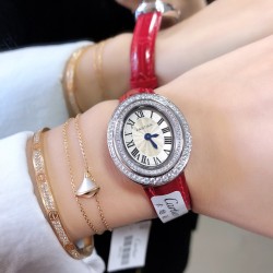 实拍 Cartier HYPNOSE系列腕表卡地亚椭圆双环交叠，演绎卡地亚柔美细腻的标志性风格。腕表灵动深邃，玫瑰金表壳镶嵌明亮式切割圆钻，太阳纹放射效果的表盘与剑形蓝钢指针，搭配鳄鱼皮带   典雅又唯美，再随机配送一条牛皮 30*26mm小号表款，搭配瑞士石英机芯，非常适合女性佩戴。