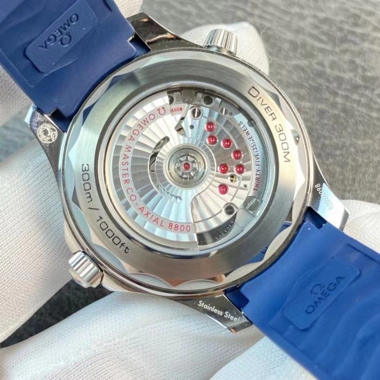 OMEGA 欧米茄 海马300m系列腕表！316精钢材质打造！专用8800机芯摆轮，42mm直径！超强双色夜光针！