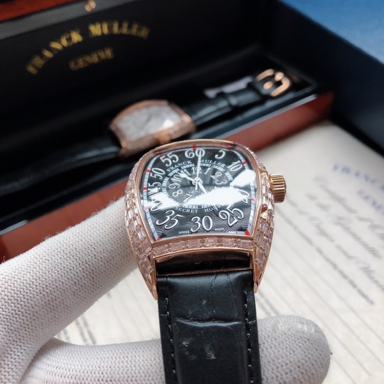 法兰克穆勒-Franck Muller 深受时尚男士及众多明星追捧的顶级腕表品牌,法兰克穆勒的标志性特征是其酒桶型表壳和夸张的弧度设计敖,采用手工镶砖手法制作,同时也拥有精湛的制表工艺,搭配全自动日本机械机芯,法兰克穆勒手表凝聚了无限心血、承载了无尽情感,是鉴赏家眼中出类拔萃敖、独一无二的完美杰作。尺寸55mmx42mmx13。FM-club™ 倾情推荐❗️ 法兰克穆勒-Franck Muller 深受时尚男士及众多明星追捧的顶级腕表品牌,法兰克穆勒的标志性特征是其酒桶型表壳和夸张的弧度设计敖,采用手工镶砖手法制作,同时也拥有精湛的制表工艺,搭配全自动日本机械机芯,法兰克穆勒手表凝聚了无限心血、承载了无尽情感,是鉴赏家眼中出类拔萃敖、独一无二的完美杰作。尺寸55mmx42mmx13。FM-club™ 倾情推荐❗️