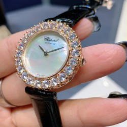 实拍 萧邦新款不断 重点推荐 重磅来袭 LHEUR DU DIAMANT珠宝镶系列，全套精钢镂空打造，光滑精致无暇，采用最新手法三爪镶石工艺，与原装正品一致，尺寸及细节完美至无可挑剔，整表美轮美奂由你任意搭配出行或各种宴会派对，该款专用进口石英机芯，走时稳定性众所周知！表扣饱满不显臃肿，蓝宝石水晶镜面，钻石及整个表扣呈现的弧度与镂空的鸟巢壳身完美绝配，搭配之对应效果令你无可挑剔，表带制作精良，狠下本钱采用进口高光牛皮 一点也不逊于市场的一般鳄鱼皮，尺寸：30mm厚10mm
