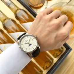 欧米茄 OMEGA 精品男士腕表，经典大三针搭载月相设计，尊贵大气，绅士风范，卓越品质，热卖全城。采用全自动机械机芯，顶级316精钢表壳，进口小牛皮表带，矿物质超强镜面，尺寸40*13