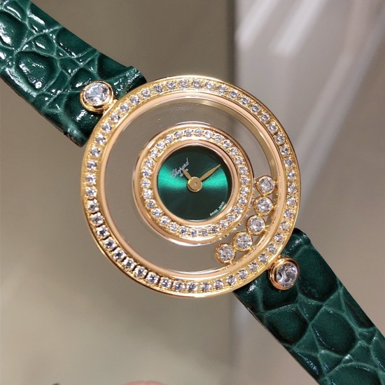【独家美拍萧邦经邦萧邦HAPPY DIAMONDS系列快乐钻腕表】新增最新绿表盘 蓝宝石玻璃镜面 我们就是自己的神话 原厂瑞士石英机芯 镜面内7颗快乐钻自由转动 活动钻石围绕表盘回旋起舞 制作精巧的表壳玩味透明概念 chopard家标志性的Happy钻石在两片蓝宝石水晶玻璃 形成的空间内自由滑动 充分展现自由和欢快的感觉 表壳顶端与底端各缀有一圈钻石 树叶形指针 较小的同心圆为珍珠母贝质地 呈圆满的球型 两个同心圆环上皆全手工镶有钻石 七颗灵动钻石如悬空漂浮一般 细节见真知 【独家美拍萧邦经邦萧邦HAPPY DIAMONDS系列快乐钻腕表】新增最新绿表盘 蓝宝石玻璃镜面 我们就是自己的神话 原厂瑞士石英机芯 镜面内7颗快乐钻自由转动 活动钻石围绕表盘回旋起舞 制作精巧的表壳玩味透明概念 chopard家标志性的Happy钻石在两片蓝宝石水晶玻璃 形成的空间内自由滑动 充分展现自由和欢快的感觉 表壳顶端与底端各缀有一圈钻石 树叶形指针 较小的同心圆为珍珠母贝质地 呈圆满的球型 两个同心圆环上皆全手工镶有钻石 七颗灵动钻石如悬空漂浮一般 细节见真知