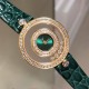 【独家美拍萧邦经邦萧邦HAPPY DIAMONDS系列快乐钻腕表】新增最新绿表盘 蓝宝石玻璃镜面 我们就是自己的神话 原厂瑞士石英机芯 镜面内7颗快乐钻自由转动 活动钻石围绕表盘回旋起舞 制作精巧的表壳玩味透明概念 chopard家标志性的Happy钻石在两片蓝宝石水晶玻璃 形成的空间内自由滑动 充分展现自由和欢快的感觉 表壳顶端与底端各缀有一圈钻石 树叶形指针 较小的同心圆为珍珠母贝质地 呈圆满的球型 两个同心圆环上皆全手工镶有钻石 七颗灵动钻石如悬空漂浮一般 细节见真知 【独家美拍萧邦经邦萧邦HAPPY DIAMONDS系列快乐钻腕表】新增最新绿表盘 蓝宝石玻璃镜面 我们就是自己的神话 原厂瑞士石英机芯 镜面内7颗快乐钻自由转动 活动钻石围绕表盘回旋起舞 制作精巧的表壳玩味透明概念 chopard家标志性的Happy钻石在两片蓝宝石水晶玻璃 形成的空间内自由滑动 充分展现自由和欢快的感觉 表壳顶端与底端各缀有一圈钻石 树叶形指针 较小的同心圆为珍珠母贝质地 呈圆满的球型 两个同心圆环上皆全手工镶有钻石 七颗灵动钻石如悬空漂浮一般 细节见真知
