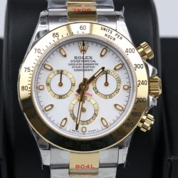 GM超神之作 ROLEX DAYTONA劳力士迪通拿904L全新最强版本 1:完美修改了避针高底位置与正品一致2:904L表扣更细腻更完美3:市面上唯一做出了与正品质感一致的包超薄金属钢片的oysterflex胶带【能与正品互换通用 质感相符】[拳头][拳头][拳头]完美修正十年间所有副本的不足和缺陷，陶瓷圈口！4130机芯，攻克机芯厚度，使壳身厚度达到与正品一致，壳身和字面颜色更细腻做出了与正品一致的视觉效果，并搭配劳力士专用盒子。【GM出品】