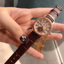 积家Rendez-Vous约会系列 全自动机械飞轮女士腕表，由天然深海珍珠贝母打造的表盘与精钢镶钻表圈交相辉映，散发着柔和的七彩光泽，而位于六时位置的飞轮则如优雅的腕上芭蕾，尽显独特女性魅力。高端配置，蓝宝石镜面，进口牛皮原装折叠扣，尺寸：宽33mm、厚11mm