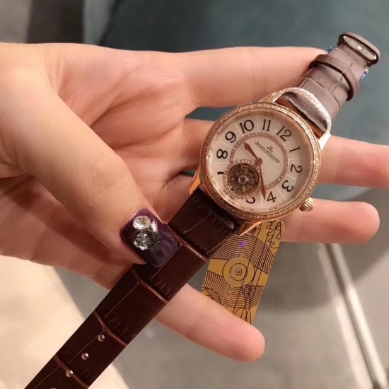 积家Rendez-Vous约会系列 全自动机械飞轮女士腕表,由天然深海珍珠贝母打造的表盘与精钢镶钻表圈交相辉映,散发着柔和的七彩光泽,而位于六时位置的飞轮则如优雅的腕上芭蕾,尽显独特女性魅力。高端配置,蓝宝石镜面,进口牛皮原装折叠扣,尺寸:宽33mm、厚11mm 积家Rendez-Vous约会系列 全自动机械飞轮女士腕表,由天然深海珍珠贝母打造的表盘与精钢镶钻表圈交相辉映,散发着柔和的七彩光泽,而位于六时位置的飞轮则如优雅的腕上芭蕾,尽显独特女性魅力。高端配置,蓝宝石镜面,进口牛皮原装折叠扣,尺寸:宽33mm、厚11mm