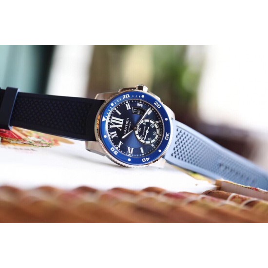 Cartier 卡地亚 卡利博CALIBRE DE CARTIER系列,316精钢表壳,陶瓷夜光圈口,尺寸42mm,搭载全自动机械机芯,进口天然橡胶表带,Super LumiNova夜光涂层三角时标,时尚与运动结合的潜水表硬朗而霸气,彰显气质。 Cartier 卡地亚 卡利博CALIBRE DE CARTIER系列,316精钢表壳,陶瓷夜光圈口,尺寸42mm,搭载全自动机械机芯,进口天然橡胶表带,Super LumiNova夜光涂层三角时标,时尚与运动结合的潜水表硬朗而霸气,彰显气质。