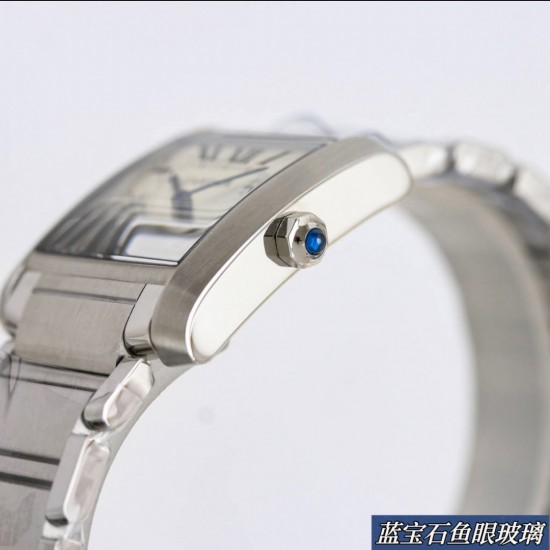 台湾厂出品-卡地亚法国坦克W S T A系列腕表技术特点:1⃣️镜面:蓝宝石鱼眼表镜玻璃,玻璃镀了防指纹十透明膜,让玻璃面更加清晰通透2⃣️表带:316精钢表链、头料散件切割拼接,3⃣️表壳:精钢、ADLC碳镀层4⃣️表冠:精钢表冠、镶嵌蓝色多切面合成尖宝石,宝石会变红5⃣️表盘:3个颜色面版可选6⃣️尺寸:中号30 x25..小号25 x207⃣️机芯:进口朗达751机芯8️⃣镶石:电白金圈口十莫桑石 台湾厂出品-卡地亚法国坦克W S T A系列腕表技术特点:1⃣️镜面:蓝宝石鱼眼表镜玻璃,玻璃镀了防指纹十透明膜,让玻璃面更加清晰通透2⃣️表带:316精钢表链、头料散件切割拼接,3⃣️表壳:精钢、ADLC碳镀层4⃣️表冠:精钢表冠、镶嵌蓝色多切面合成尖宝石,宝石会变红5⃣️表盘:3个颜色面版可选6⃣️尺寸:中号30 x25..小号25 x207⃣️机芯:进口朗达751机芯8️⃣镶石:电白金圈口十莫桑石