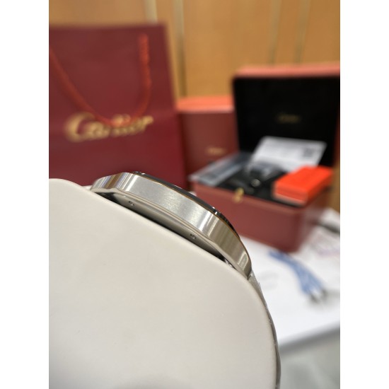 BV 出品-卡地亚SANTOS系列腕表 又添新成员了技术特点:1⃣️镜面:蓝宝石玻璃表镜2⃣️表带:精钢表链、意大利牛皮表带3⃣️表壳:精钢、ADLC碳镀层4⃣️表冠:精钢表冠、镶嵌黑色多切面合 成尖晶石5⃣️表盘:黑色6⃣️尺寸:47.5X39.8X9.38mm7⃣️机芯:进口9019机 BV 出品-卡地亚SANTOS系列腕表 又添新成员了技术特点:1⃣️镜面:蓝宝石玻璃表镜2⃣️表带:精钢表链、意大利牛皮表带3⃣️表壳:精钢、ADLC碳镀层4⃣️表冠:精钢表冠、镶嵌黑色多切面合 成尖晶石5⃣️表盘:黑色6⃣️尺寸:47.5X39.8X9.38mm7⃣️机芯:进口9019机