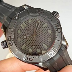 VS 钱包从厚干到薄的墨黑300 PL1 【墨黑海马，桀骜登场】新品 欧米茄 OMEGA 海马系列300米墨黑。表圈、表盘均采用黑色氧化锆1Zr021陶瓷制成。镂空指针及12点位的圆点， 均覆有Super-LumiNova夜光涂层。机芯的运转美态清晰可见。透过采用波纹边缘设计的蓝宝石玻璃表背，可以欣赏到8806定制机芯。