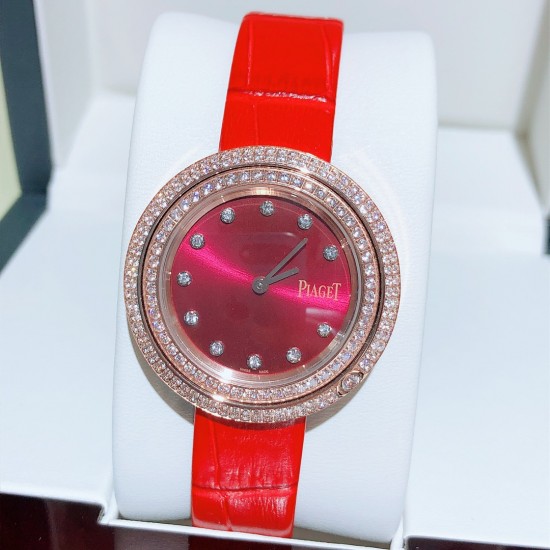 ★实拍 伯爵-PIAGET,时尚石英女款,来自Possession系列诚意推荐,魅力十足的臻品采用瑞士石英机芯,蓝宝石水晶玻璃镜面,表圈可360度旋转,在不经意的旋转之间带来不同的好心情灵动搭配,转动间,专属于你独一无二的个性造型耀目而生有光圈、单排钻和双排钻任性选择!表壳直径34mm厚度8mm。 ★实拍 伯爵-PIAGET,时尚石英女款,来自Possession系列诚意推荐,魅力十足的臻品采用瑞士石英机芯,蓝宝石水晶玻璃镜面,表圈可360度旋转,在不经意的旋转之间带来不同的好心情灵动搭配,转动间,专属于你独一无二的个性造型耀目而生有光圈、单排钻和双排钻任性选择!表壳直径34mm厚度8mm。