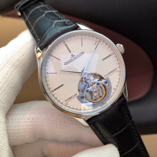 积家(Jaeger-LeCoultre)男士腕表,6字位置置设陀飞轮装置,精美的摆轮与擒纵轮不断的摆动,表盘镶贴了立体锥形的时标刻度 腕表采用42mm精钢材质! 积家(Jaeger-LeCoultre)男士腕表,6字位置置设陀飞轮装置,精美的摆轮与擒纵轮不断的摆动,表盘镶贴了立体锥形的时标刻度 腕表采用42mm精钢材质!