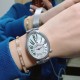 ⚠️到货啦 新版宝玑 实拍 Breguet-宝玑那不勒斯皇后系列! 史上最强最美 超薄 最新升级版本 绝对值得拥有的一款 正品一致的拉丁料绢表带 蓝宝石拱桥弧形玻璃 表盘用天然白色珍珠母贝 阿拉伯数字时符 经典的蓝钢宝玑指针 6点位设有一颗水滴形钻石 机芯是586/1自动上链机 我们一直正品完美复刻 那不勒斯皇后款 绝对的女神气质名媛款 最重要的是百搭得来不失少女心 必入款❗带上一秒变女神,各种派对,晚会,聚会,约会,发布会,让你BlingBling。 ⚠️到货啦 新版宝玑 实拍 Breguet-宝玑那不勒斯皇后系列! 史上最强最美 超薄 最新升级版本 绝对值得拥有的一款 正品一致的拉丁料绢表带 蓝宝石拱桥弧形玻璃 表盘用天然白色珍珠母贝 阿拉伯数字时符 经典的蓝钢宝玑指针 6点位设有一颗水滴形钻石 机芯是586/1自动上链机 我们一直正品完美复刻 那不勒斯皇后款 绝对的女神气质名媛款 最重要的是百搭得来不失少女心 必入款❗带上一秒变女神,各种派对,晚会,聚会,约会,发布会,让你BlingBling。