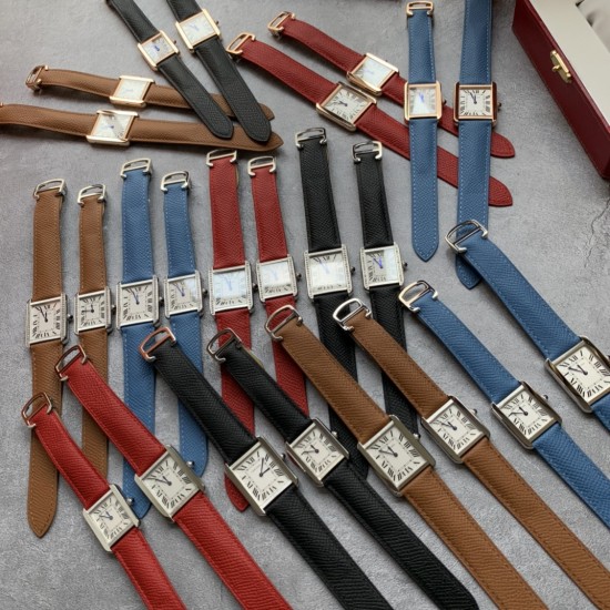 实拍【精品升级版】卡地亚超薄坦克Cartier Tank Solo系列,一款百搭性价比又高的手表 进口瑞士石英机芯,圆珠形表冠,镶嵌一颗凸圆形合成尖晶石,镀银珠光表盘,罗马数字时标,剑形蓝钢指针,蓝宝石水晶镜面,搭配进口牛皮表带,多颜色可搭配。直径:小号2431mm,中号2734mm。佩戴舒适柔软服帖,上手显得高贵又典雅,很气质很女人独家货源。 实拍【精品升级版】卡地亚超薄坦克Cartier Tank Solo系列,一款百搭性价比又高的手表 进口瑞士石英机芯,圆珠形表冠,镶嵌一颗凸圆形合成尖晶石,镀银珠光表盘,罗马数字时标,剑形蓝钢指针,蓝宝石水晶镜面,搭配进口牛皮表带,多颜色可搭配。直径:小号2431mm,中号2734mm。佩戴舒适柔软服帖,上手显得高贵又典雅,很气质很女人独家货源。