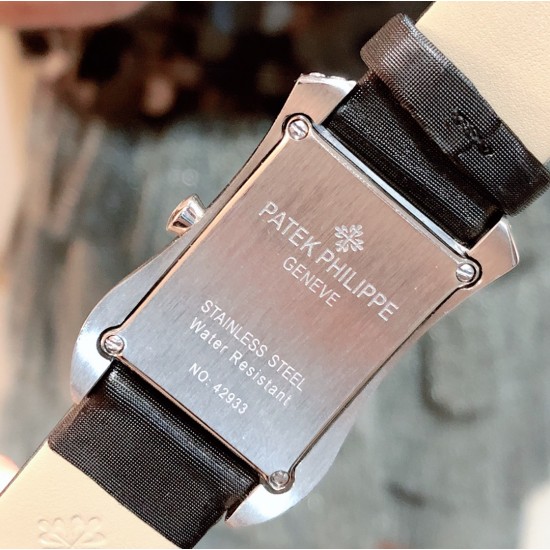 实拍 PATEK PHILIPPE百达翡丽系列 女士腕表(白金表壳搭配沙丁布带,表圈镶嵌天然锆石,蓝宝石玻璃,搭载瑞士石英机芯,尺寸30*34*7毫米) 实拍 PATEK PHILIPPE百达翡丽系列 女士腕表(白金表壳搭配沙丁布带,表圈镶嵌天然锆石,蓝宝石玻璃,搭载瑞士石英机芯,尺寸30*34*7毫米)