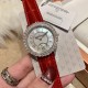 实拍 积家-Jaeger-LeCoultre DAZZLING RENDEZ- VOUS MOON约会系列月相珠宝腕表月之女神,是浪漫与柔美的象征,她掌管着大自然中的潮起潮落和季节更替,是艺术家与诗人们的灵感源泉,在温润莹亮的白色珍珠母贝映衬下,晶莹璀璨的钻石散发出夜空般的静谧之美,表圈镶嵌108颗钻石,组成两个环绕表壳的同心圆。由36颗以爪镶工艺镶嵌的钻石组成的外圈,为光芒闪耀的表圈营造出轻盈美妙的质感,尺寸36mm的精钢表壳搭配进口瑞士石英,采用蓝宝石水晶玻璃。 实拍 积家-Jaeger-LeCoultre DAZZLING RENDEZ- VOUS MOON约会系列月相珠宝腕表月之女神,是浪漫与柔美的象征,她掌管着大自然中的潮起潮落和季节更替,是艺术家与诗人们的灵感源泉,在温润莹亮的白色珍珠母贝映衬下,晶莹璀璨的钻石散发出夜空般的静谧之美,表圈镶嵌108颗钻石,组成两个环绕表壳的同心圆。由36颗以爪镶工艺镶嵌的钻石组成的外圈,为光芒闪耀的表圈营造出轻盈美妙的质感,尺寸36mm的精钢表壳搭配进口瑞士石英,采用蓝宝石水晶玻璃。