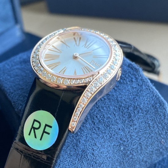 RF新款伯爵小号26mmLimelight Gala系列的女性钻石手表是绝对诱惑的标志,表盘独特的6与9的造型,混合艺术,设计和珠宝,他们赞扬充满活力和大胆女性气质。在伯爵的眼里,每一位演绎人生故事的女主角,都注定拥有出众魅力!别出心裁,不断进阶超越。尺寸:26mm 机芯:瑞士朗达机芯 玻璃:蓝宝石镜面 皮带:美洲鳄鱼皮 RF新款伯爵小号26mmLimelight Gala系列的女性钻石手表是绝对诱惑的标志,表盘独特的6与9的造型,混合艺术,设计和珠宝,他们赞扬充满活力和大胆女性气质。在伯爵的眼里,每一位演绎人生故事的女主角,都注定拥有出众魅力!别出心裁,不断进阶超越。尺寸:26mm 机芯:瑞士朗达机芯 玻璃:蓝宝石镜面 皮带:美洲鳄鱼皮
