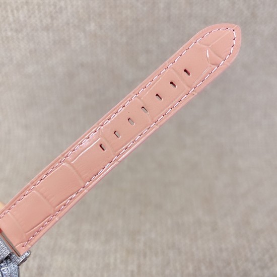 ★实拍 萧邦 CHOPARD IMPERIALE 系列腕表。独特风格带您走进一个新阶段并且成功塑造了崇尚自我表达和与众不同的生活化概念，316精钢材质，此表款全手工镶嵌施华洛世奇水晶钻，成为了美式奢侈生活风格的代表！进口石英机芯以及精细做工，佩戴贴手舒适，设计风格简约明朗。充满奢华璀璨的气息，光彩夺人、让你瞬间提升华丽的气质 ！
