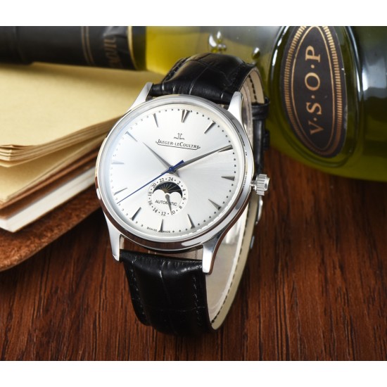 Jaeger-leCoultre Master Ultra Thin Moon积家超薄月相大师系列42mm腕表,简洁的线条设计,赏心悦目的表盘。 显示令表盘尽显活力,6位24小时指针宛如一幕和谐美妙的腕上芭蕾。透过玻璃底盖,机芯运行一目了然。这款厚度仅5.8毫米的超薄机芯向世人证实,超凡的技艺和极尽复杂的功能可以在狭小的空间内完美展现。顶级出品 精品不断 Jaeger-leCoultre Master Ultra Thin Moon积家超薄月相大师系列42mm腕表,简洁的线条设计,赏心悦目的表盘。 显示令表盘尽显活力,6位24小时指针宛如一幕和谐美妙的腕上芭蕾。透过玻璃底盖,机芯运行一目了然。这款厚度仅5.8毫米的超薄机芯向世人证实,超凡的技艺和极尽复杂的功能可以在狭小的空间内完美展现。顶级出品 精品不断