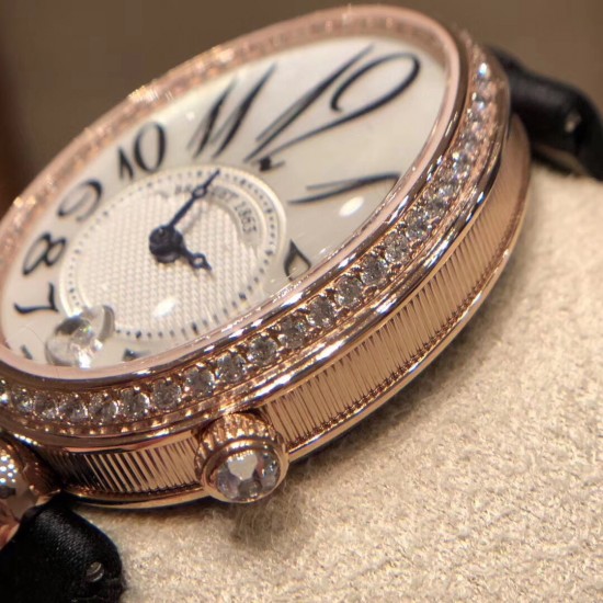 实拍 Breguet-宝玑那不勒斯皇后系列! 史上最强最美 超薄 最新升级版本 绝对值得拥有的一款 正品一致的拉丁料绢表带 蓝宝石拱桥弧形玻璃 表盘用天然白色珍珠母贝 阿拉伯数字时符 经典的蓝钢宝玑指针 6点位设有一颗水滴形钻石 机芯是586/1自动上链机 我们一直正品完美复刻 那不勒斯皇后款 绝对的女神气质名媛款 最重要的是百搭得来不失少女心 必入款❗带上一秒变女神,各种派对,晚会,聚会,约会,发布会,让你BlingBling。 实拍 Breguet-宝玑那不勒斯皇后系列! 史上最强最美 超薄 最新升级版本 绝对值得拥有的一款 正品一致的拉丁料绢表带 蓝宝石拱桥弧形玻璃 表盘用天然白色珍珠母贝 阿拉伯数字时符 经典的蓝钢宝玑指针 6点位设有一颗水滴形钻石 机芯是586/1自动上链机 我们一直正品完美复刻 那不勒斯皇后款 绝对的女神气质名媛款 最重要的是百搭得来不失少女心 必入款❗带上一秒变女神,各种派对,晚会,聚会,约会,发布会,让你BlingBling。