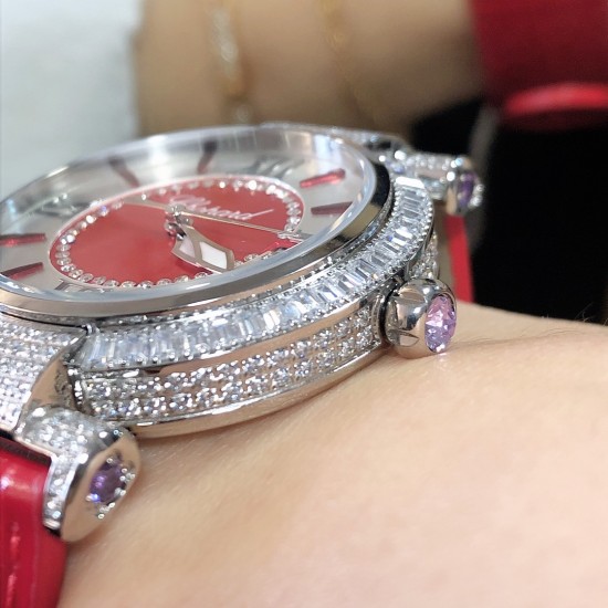 实拍 萧邦 CHOPARD IMPERIALE 系列腕表。独特风格带您走进一个新阶段并且成功塑造了崇尚自我表达和与众不同的生活化概念,316精钢材质,此表款全手工镶嵌施华洛世奇水晶钻,成为了美式奢侈生活风格的代表!进口石英机芯以及精细做工,佩戴贴手舒适,设计风格简约明朗。充满奢华璀璨的气息,光彩夺人、让你瞬间提升华丽的气质 ! 实拍 萧邦 CHOPARD IMPERIALE 系列腕表。独特风格带您走进一个新阶段并且成功塑造了崇尚自我表达和与众不同的生活化概念,316精钢材质,此表款全手工镶嵌施华洛世奇水晶钻,成为了美式奢侈生活风格的代表!进口石英机芯以及精细做工,佩戴贴手舒适,设计风格简约明朗。充满奢华璀璨的气息,光彩夺人、让你瞬间提升华丽的气质 !