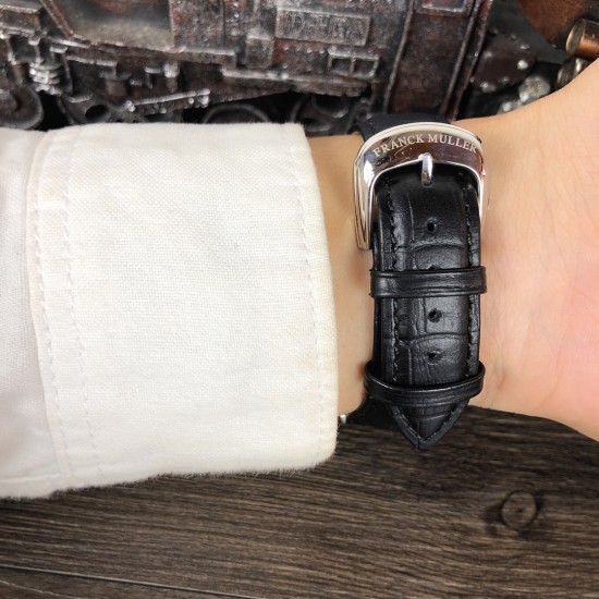 法兰克 穆勒Franck Muller 全新满天星系列⚓️搭载进口日本西铁城机械机芯⚙️意大利双面小牛皮原装针扣酒桶形拱桥状精钢表壳⚫️手工全镶嵌施华洛水晶钻 高贵霸气尺寸43*55mm高尚的艺术 精湛的工艺 一经发布 无不轰动 法兰克 穆勒Franck Muller 全新满天星系列⚓️搭载进口日本西铁城机械机芯⚙️意大利双面小牛皮原装针扣酒桶形拱桥状精钢表壳⚫️手工全镶嵌施华洛水晶钻 高贵霸气尺寸43*55mm高尚的艺术 精湛的工艺 一经发布 无不轰动