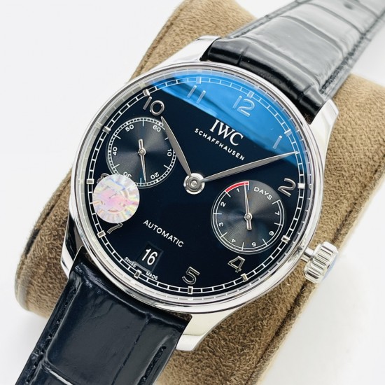 【ZF Factory销量神器】V5升级版 IWC万国葡7-葡萄牙系列 七日链 !1⃣️搭载定制版自动机械机芯!2⃣️独立小秒针,真动能指示!3⃣️蓝宝石玻璃镜面!4⃣️定制版意大利牛皮表带,原装扣子!5⃣️直径42毫米!ZF出品 必属精品 欢迎您的品鉴! 【ZF Factory销量神器】V5升级版 IWC万国葡7-葡萄牙系列 七日链 !1⃣️搭载定制版自动机械机芯!2⃣️独立小秒针,真动能指示!3⃣️蓝宝石玻璃镜面!4⃣️定制版意大利牛皮表带,原装扣子!5⃣️直径42毫米!ZF出品 必属精品 欢迎您的品鉴!