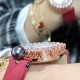 品牌:宝玑-Breguet ™️系列:珠宝系列 现推出石英版本 宝玑GJ29BB8924/5D58 雕花珍珠贝母 镶钻 女士腕表表壳电镀18K金鹅卵形表壳,外缘镶嵌24颗明亮式切割钻石和一颗日本Akoya 海水珍珠。尺寸:34.4 x 28.7毫米。表盘为玑镂刻花珍珠母贝。12点位置镶嵌宝玑铭牌。偏心小时刻度环,3点、6点、9点和12点位置设有钻石时标。宝玑经典针尖镂空式蓝钢指针。镌刻编号和Breguet隐形签名。丝缎表带,搭配折叠镶钻表扣。 品牌:宝玑-Breguet ™️系列:珠宝系列 现推出石英版本 宝玑GJ29BB8924/5D58 雕花珍珠贝母 镶钻 女士腕表表壳电镀18K金鹅卵形表壳,外缘镶嵌24颗明亮式切割钻石和一颗日本Akoya 海水珍珠。尺寸:34.4 x 28.7毫米。表盘为玑镂刻花珍珠母贝。12点位置镶嵌宝玑铭牌。偏心小时刻度环,3点、6点、9点和12点位置设有钻石时标。宝玑经典针尖镂空式蓝钢指针。镌刻编号和Breguet隐形签名。丝缎表带,搭配折叠镶钻表扣。
