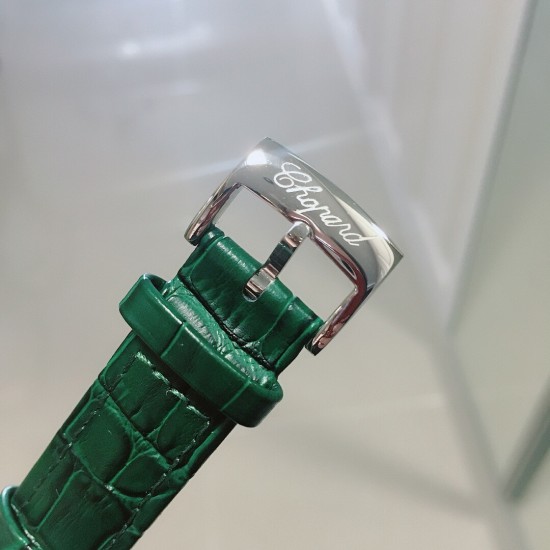 实拍 新品绿色 萧邦Happy Sport腕表精钢为材质,风格优雅而妩媚,搭载一枚由萧邦制表厂自制的全新瑞士石英机芯,以欢庆Happy Sport系列问世25周年纪念。腕表的双色表壳呈现如丝般的美妙色彩渐变,粉色珍珠母贝表盘质地精雅、纹理分明,与小牛皮表带相得益彰,堪称凝聚萧邦精髓的结晶之作,蓝宝石玻璃,尺寸36 实拍 新品绿色 萧邦Happy Sport腕表精钢为材质,风格优雅而妩媚,搭载一枚由萧邦制表厂自制的全新瑞士石英机芯,以欢庆Happy Sport系列问世25周年纪念。腕表的双色表壳呈现如丝般的美妙色彩渐变,粉色珍珠母贝表盘质地精雅、纹理分明,与小牛皮表带相得益彰,堪称凝聚萧邦精髓的结晶之作,蓝宝石玻璃,尺寸36
