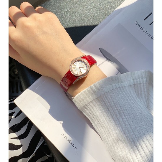 别致的红色鳄鱼皮表带红色的艳丽与时尚的玫瑰金完美融合。RF新款伯爵小号26mmLimelight Gala系列的女性钻石手表是绝对诱惑的标志,表盘独特的6与9的造型,混合艺术,设计和珠宝,他们赞扬充满活力和大胆女性气质。在伯爵的眼里,每一位演绎人生故事的女主角,都注定拥有出众魅力!别出心裁,不断进阶超越。尺寸:26mm 机芯:瑞士朗达机芯 玻璃:蓝宝石镜面 皮带:美洲鳄鱼皮 别致的红色鳄鱼皮表带红色的艳丽与时尚的玫瑰金完美融合。RF新款伯爵小号26mmLimelight Gala系列的女性钻石手表是绝对诱惑的标志,表盘独特的6与9的造型,混合艺术,设计和珠宝,他们赞扬充满活力和大胆女性气质。在伯爵的眼里,每一位演绎人生故事的女主角,都注定拥有出众魅力!别出心裁,不断进阶超越。尺寸:26mm 机芯:瑞士朗达机芯 玻璃:蓝宝石镜面 皮带:美洲鳄鱼皮