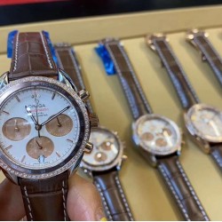 时光淙淙，细品每一刻芳香醇厚。欧米茄超霸系列38mm“卡布奇诺”有着双色的表盘配色，3个椭圆形小表盘的设计也令人眼前一亮。316精钢表壳福独特和欧米茄独特的Sedna️18K金搭配，整个表壳外圈镶钻，显得璀璨耀眼，匠具独心的双重表圈设计将钻石的闪亮光泽与超霸原型表款的运动精神完美融合，简直太显精致时髦感了！如此传奇的它颜值真的超能打，此款配色真的很治愈，不仅颜色百搭，完全不挑肤色！