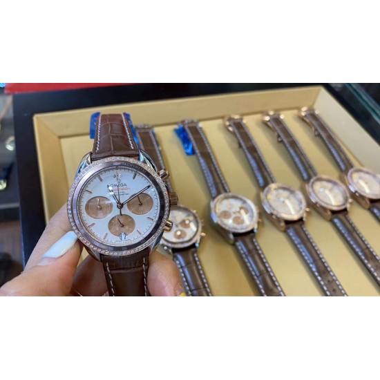 时光淙淙,细品每一刻芳香醇厚。欧米茄超霸系列38mm“卡布奇诺”有着双色的表盘配色,3个椭圆形小表盘的设计也令人眼前一亮。316精钢表壳福独特和欧米茄独特的Sedna️18K金搭配,整个表壳外圈镶钻,显得璀璨耀眼,匠具独心的双重表圈设计将钻石的闪亮光泽与超霸原型表款的运动精神完美融合,简直太显精致时髦感了!如此传奇的它颜值真的超能打,此款配色真的很治愈,不仅颜色百搭,完全不挑肤色! 时光淙淙,细品每一刻芳香醇厚。欧米茄超霸系列38mm“卡布奇诺”有着双色的表盘配色,3个椭圆形小表盘的设计也令人眼前一亮。316精钢表壳福独特和欧米茄独特的Sedna️18K金搭配,整个表壳外圈镶钻,显得璀璨耀眼,匠具独心的双重表圈设计将钻石的闪亮光泽与超霸原型表款的运动精神完美融合,简直太显精致时髦感了!如此传奇的它颜值真的超能打,此款配色真的很治愈,不仅颜色百搭,完全不挑肤色!