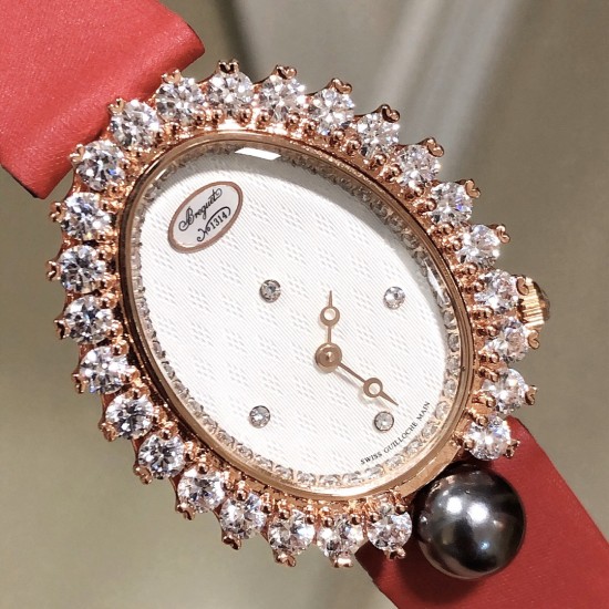 品牌:宝玑-Breguet ™️系列:珠宝系列 现推出石英版本 宝玑GJ29BB8924/5D58 雕花珍珠贝母 镶钻 女士腕表表壳电镀18K金鹅卵形表壳,外缘镶嵌24颗明亮式切割钻石和一颗日本Akoya 海水珍珠。尺寸:34.4 x 28.7毫米。表盘为玑镂刻花珍珠母贝。12点位置镶嵌宝玑铭牌。偏心小时刻度环,3点、6点、9点和12点位置设有钻石时标。宝玑经典针尖镂空式蓝钢指针。镌刻编号和Breguet隐形签名。丝缎表带,搭配折叠镶钻表扣。 品牌:宝玑-Breguet ™️系列:珠宝系列 现推出石英版本 宝玑GJ29BB8924/5D58 雕花珍珠贝母 镶钻 女士腕表表壳电镀18K金鹅卵形表壳,外缘镶嵌24颗明亮式切割钻石和一颗日本Akoya 海水珍珠。尺寸:34.4 x 28.7毫米。表盘为玑镂刻花珍珠母贝。12点位置镶嵌宝玑铭牌。偏心小时刻度环,3点、6点、9点和12点位置设有钻石时标。宝玑经典针尖镂空式蓝钢指针。镌刻编号和Breguet隐形签名。丝缎表带,搭配折叠镶钻表扣。